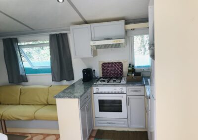 Four plaque et micro onde Cuisine ouverte du mobilhome Enjoy