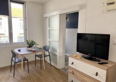 Télé et table à manger studio Océan
