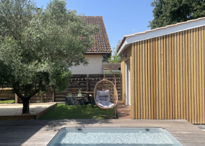 Extérieur Villa Rafael table a manger devant la piscine
